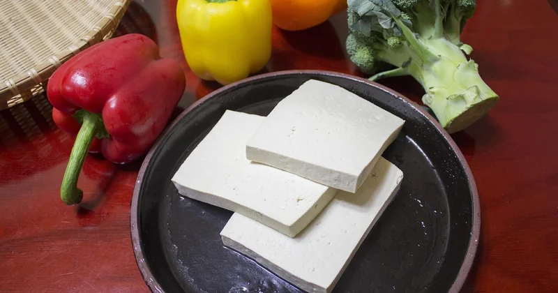 Tofu fumé, tofu nature, tofu soyeux : trois bêtes différentes