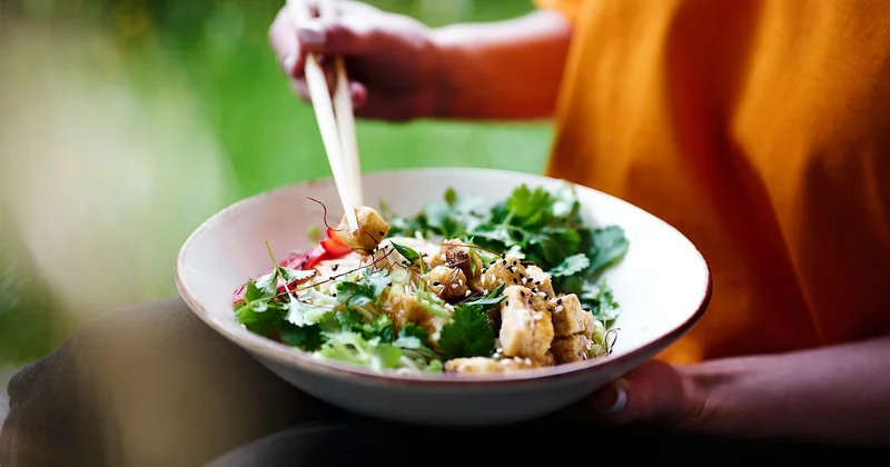 Comment cuire le tofu à la poêle sans qu'il colle ni s'émiette